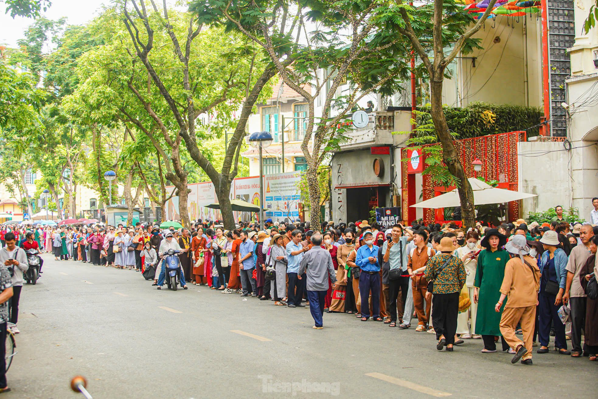 Người dân xếp hàng cả cây số để vào chùa Quán Sứ - 14