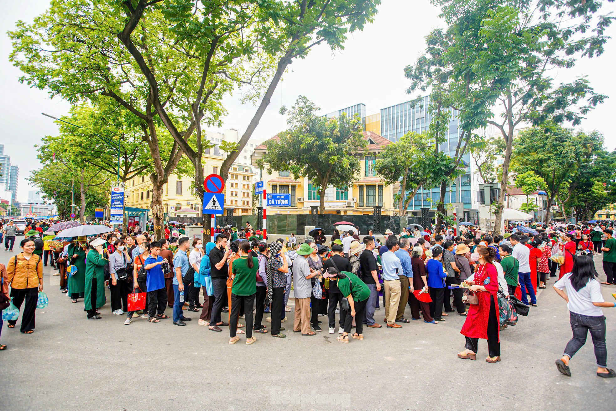 Người dân xếp hàng cả cây số để vào chùa Quán Sứ - 15