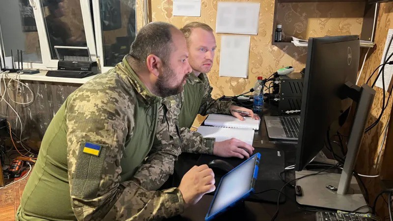 Yurii (bên phải) mong muốn xung đột ở Ukraine kết thúc. Ảnh: BBC