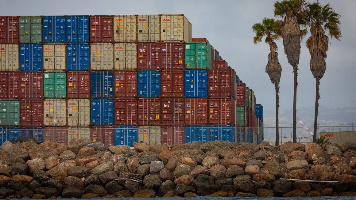 Các container tại Cảng Long Beach ở Long Beach, California vào ngày 12/5.