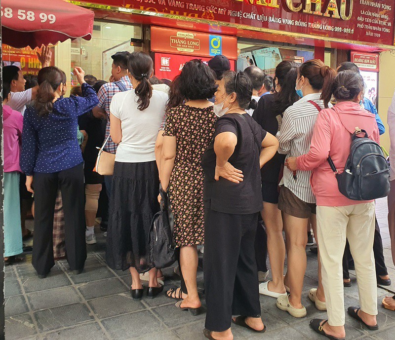 Đa số những người đi xếp hàng mua vàng là phụ nữ lớn tuổi.