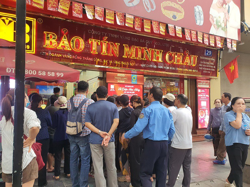 Nhiều người cho rằng giá vàng trong tương lai sẽ tiếp tục tăng cao nên tích cực mua vào.