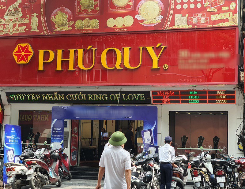 Chỉ trong một buổi sáng, giá vàng được điều chỉnh giảm đến 3 lần.