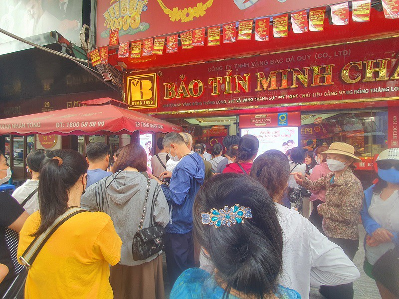 Khách kéo đến mua vàng đứng vòng trong vòng ngoài, quây kín cửa hàng vàng.