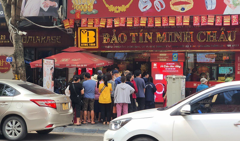 Rất đông người vẫn kéo nhau đi mua vàng giữa lúc giá biến động mạnh.