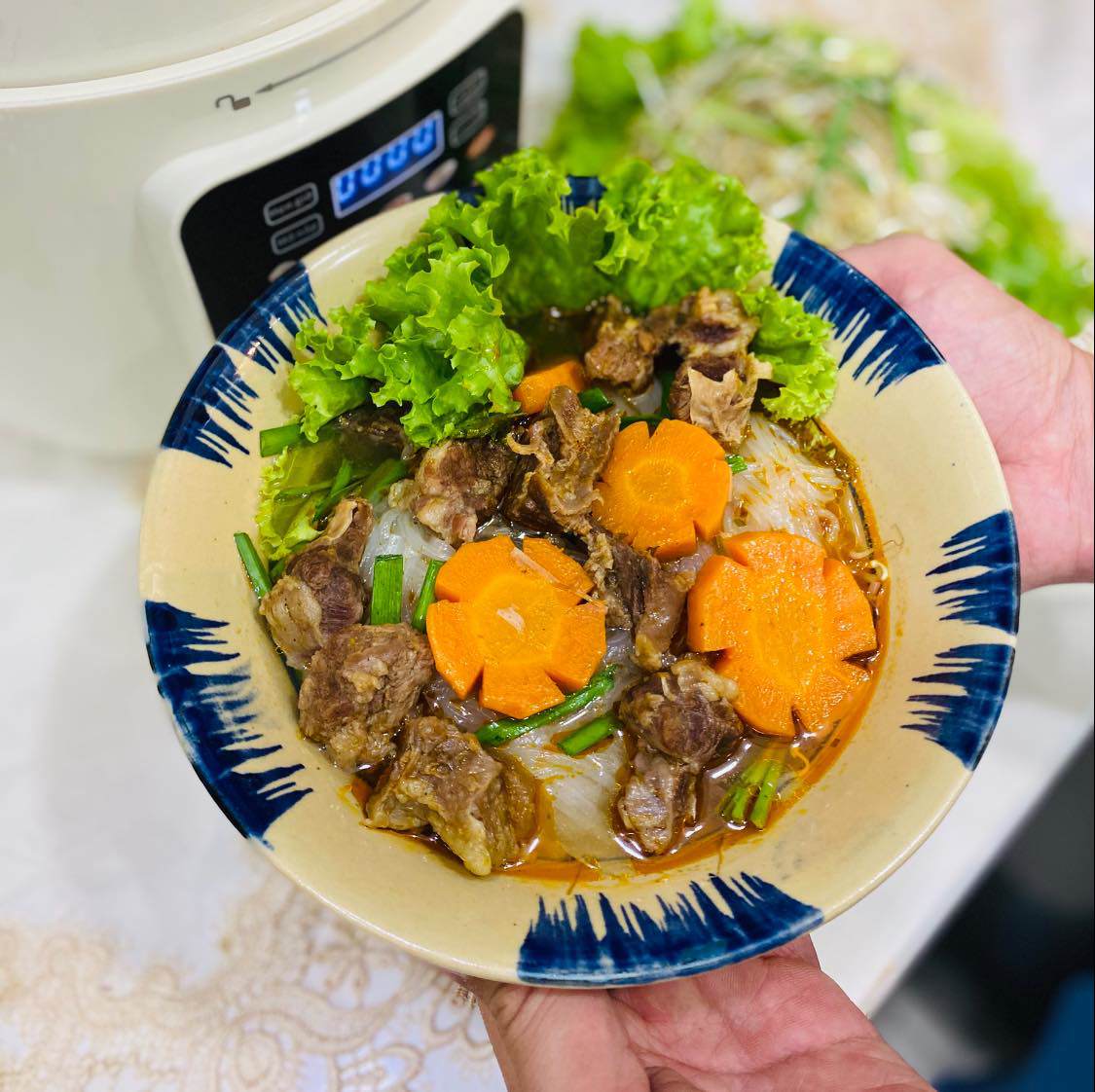 Chan bò kho lên hủ tiếu trụng, thêm rau sống, giá hẹ.