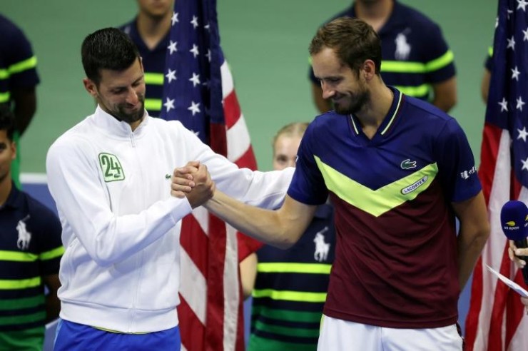 Medvedev (bên phải) khát khao "bái sư" Djokovic (bên trái)