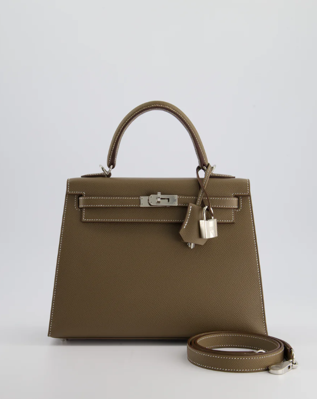 Trước đó, bà mẹ hai con đình đám làng điện ảnh Việt từng xuống phố với một mẫu túi tương tự, nhưng mang tông màu xám thời thượng. Cô lựa chọn size vừa để phù hợp với phong cách, vóc dáng đồng thời đựng được nhiều món đồ bên mình khi ra ngoài.