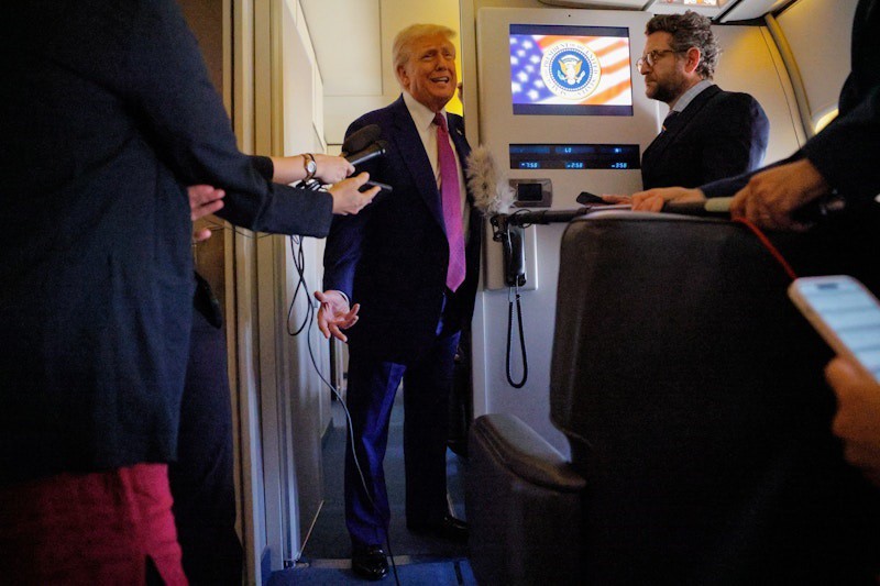 Ông Trump trả lời báo giới trên chuyên cơ Không lực Một (ảnh: Reuters)