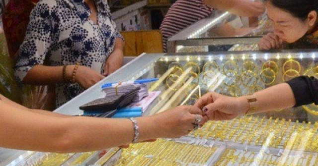 Giá vàng hôm nay, 15-5: Lao dốc đáng kể, đua nh...