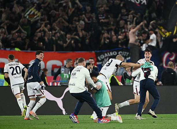 Bologna ăn mừng sau khi giành danh hiệu Coppa Italia, danh hiệu đầu tiên ở CLB sau 51 năm
