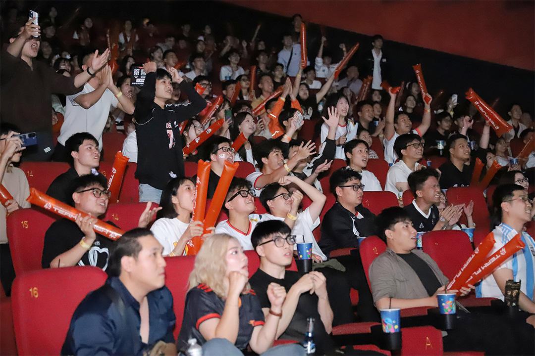 Người hâm mộ cổ vũ đội tuyển FPT x Flash tại buổi xem chung - watch party (Ảnh: Garena).