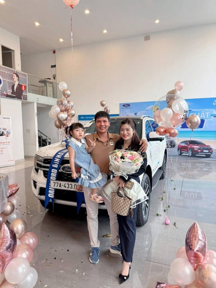 Lộc Fuho (tên thật Phạm Văn Lộc, sinh năm 1994) được biết đến như một hiện tượng mạng đình đám. Mới đây, anh chàng vừa đăng tải đoạn video khoe khoảnh khắc anh cùng vợ con đến showroom để nhận xe mới, thu hút sự chú ý của cộng đồng mạng.