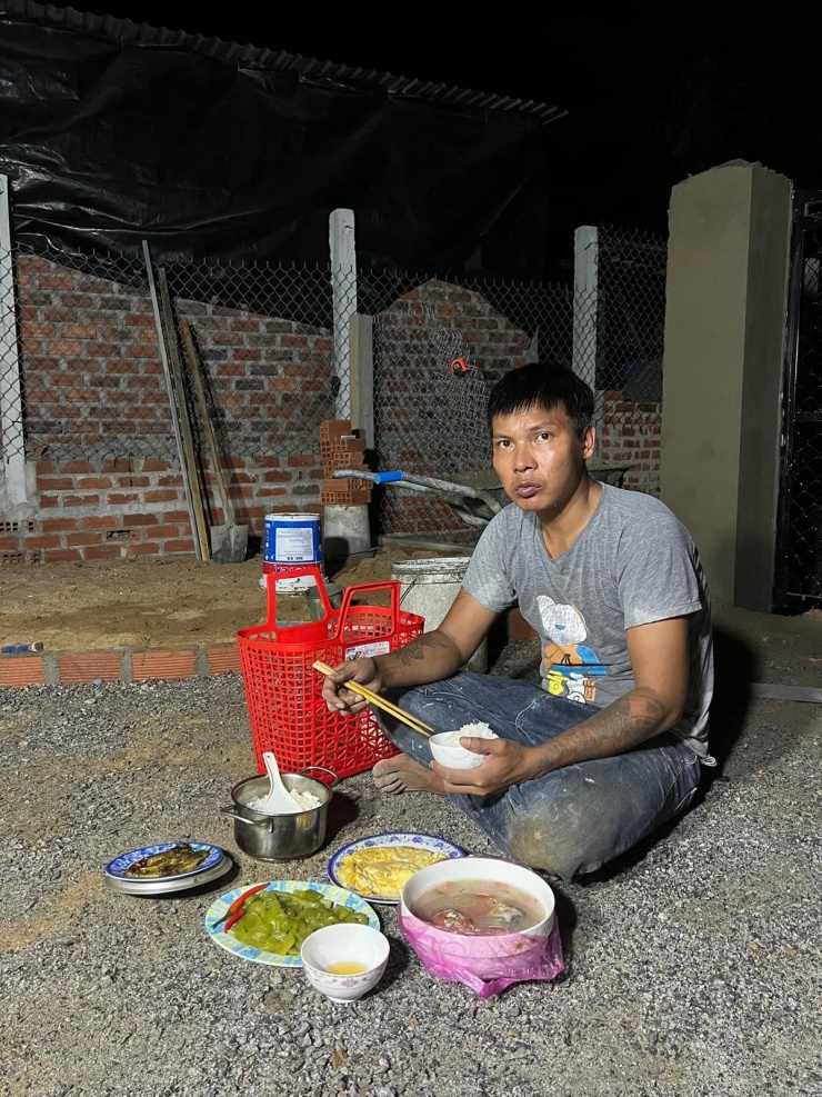 Anh gây ấn tượng với những bài viết có nội dung hài hước, dễ thương về cuộc sống thường ngày vào năm 2018, bao gồm trăn trở tìm kiếm người yêu. Anh nổi lên như một "hiện tượng mạng" khi chuyên đi "comment dạo".