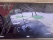 Clip 26 giây ghi lại cảnh thấy xe buýt trôi tự do, phụ xe xả thân ngăn chặn và tử vong thương tâm