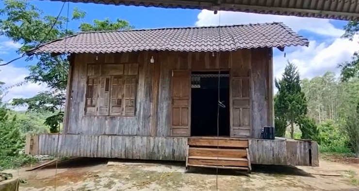 Mặt trước ngôi nhà xoay của anh Đàn