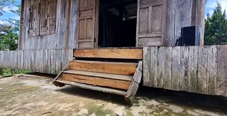 Khung nhà cách nền bê tông khoảng 50cm.&nbsp;