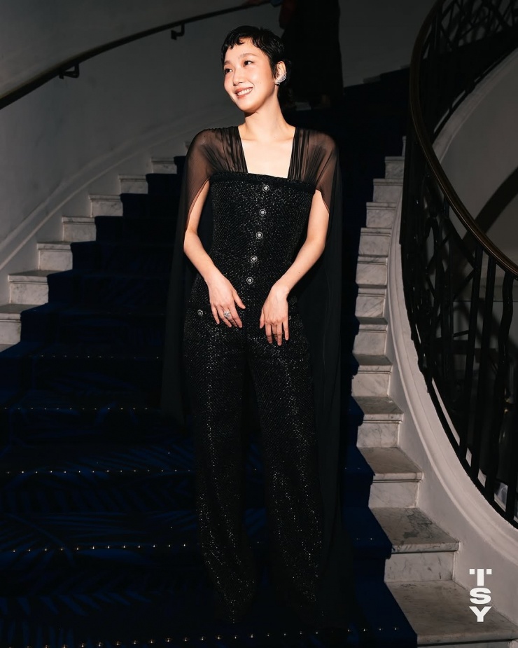 Kim Go Eun chọn thiết kế của Chanel. Cô 34 tuổi, nổi tiếng với vai Han Eun Gyo trong phim 19+ A Muse. Tiếp đó người đẹp tham gia Yêu tinh, Bẫy tình yêu, Quái vật, Hoa cải vàng.