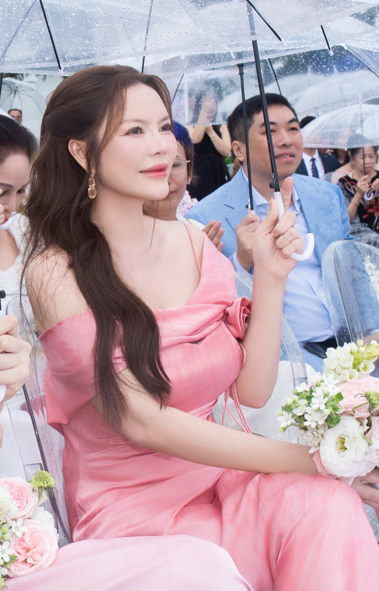 Nhan sắc vị khách mời muốn "giật" hoa cưới của Hồ Quỳnh Hương, lên truyền hình nước ngoài vẫn đẹp phát sáng - 1