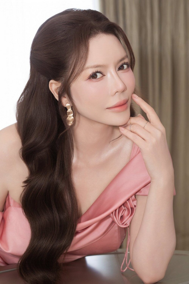 Nhan sắc vị khách mời muốn "giật" hoa cưới của Hồ Quỳnh Hương, lên truyền hình nước ngoài vẫn đẹp phát sáng - 2