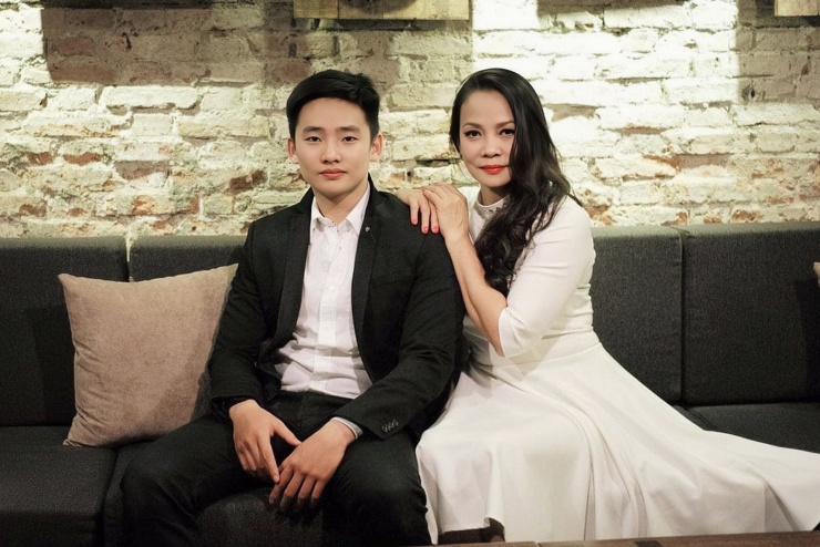 Hồng Hạnh bên con trai - Hồng Nhật. Ảnh: FBNV