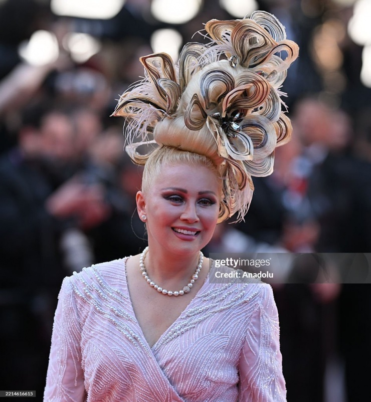 Diễn viên/người mẫu Elena Lenina, nổi danh là "dị nhân thảm đỏ Cannes", tái xuất với kiểu tóc không đụng hàng. Ảnh: Getty Images.