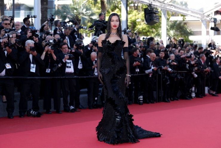 Irina Shayk tới dự buổi công chiếu phim 'Dossier 137' trong khuôn khổ liên hoan phim. Cô gây ấn tượng với chiếc váy hở vai được phủ hoàn toàn bằng lông vũ đen mượt và đi kèm đôi găng tay dài theo phong cách Hollywood cổ điển.