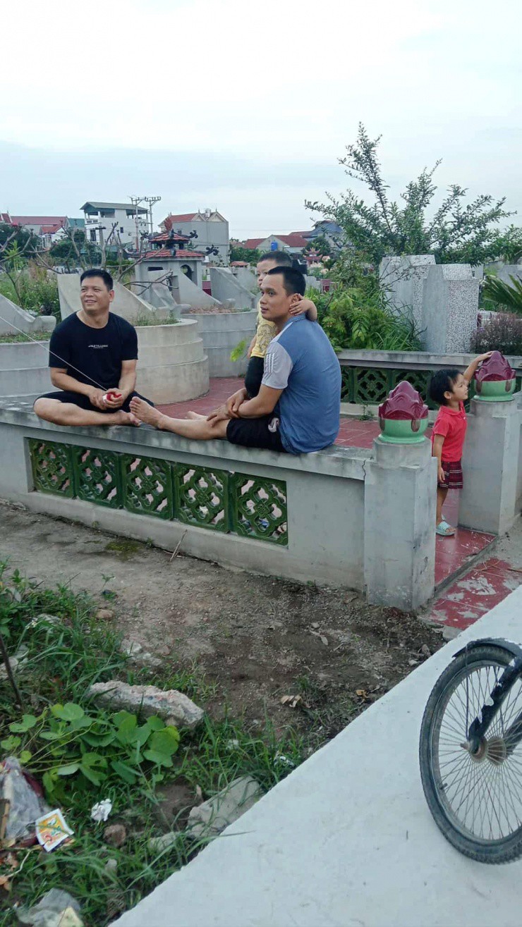 Cảnh khó tin trong nghĩa trang ở Hưng Yên buổi chiều hè gây sốt mạng - 5