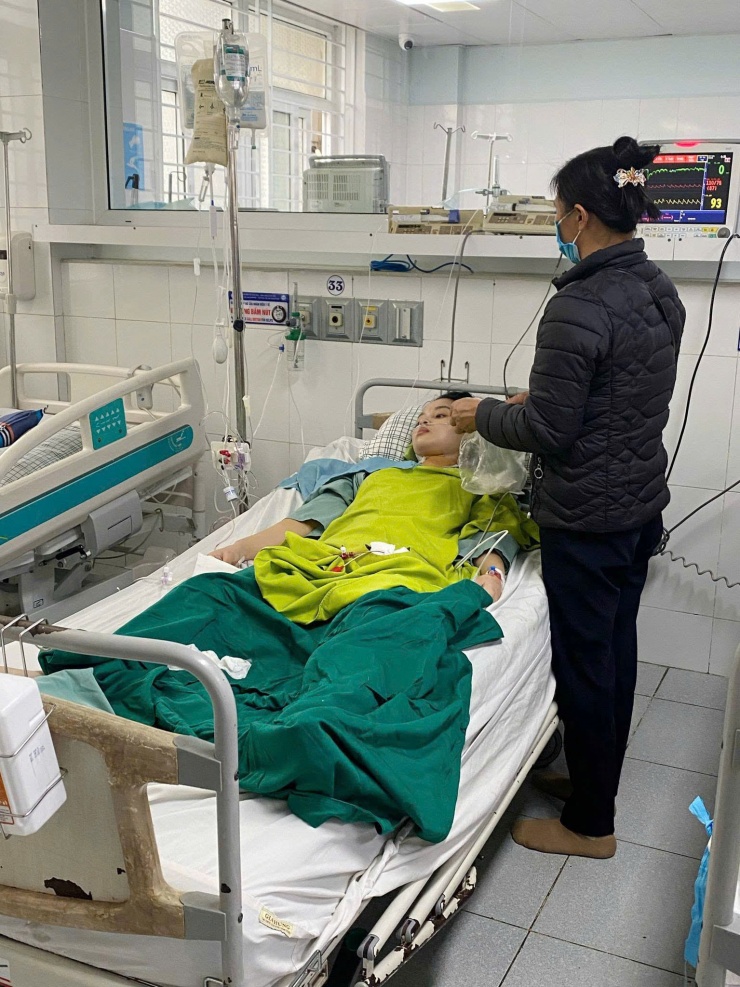 Bà Thúy chăm sóc con gái những ngày ở viện 