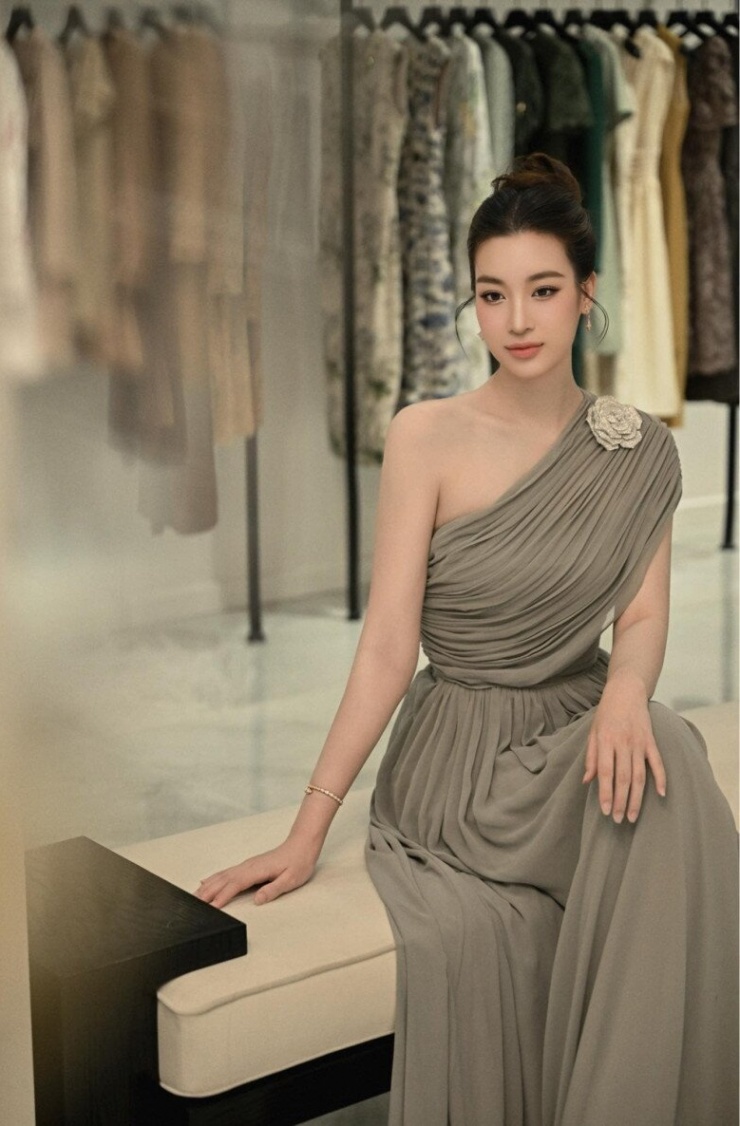 Hoa hậu Đỗ Mỹ Linh tháp tùng Bầu Hiển đi chiêm bái xá lợi Phật, khí chất chuẩn dâu hào môn - 3