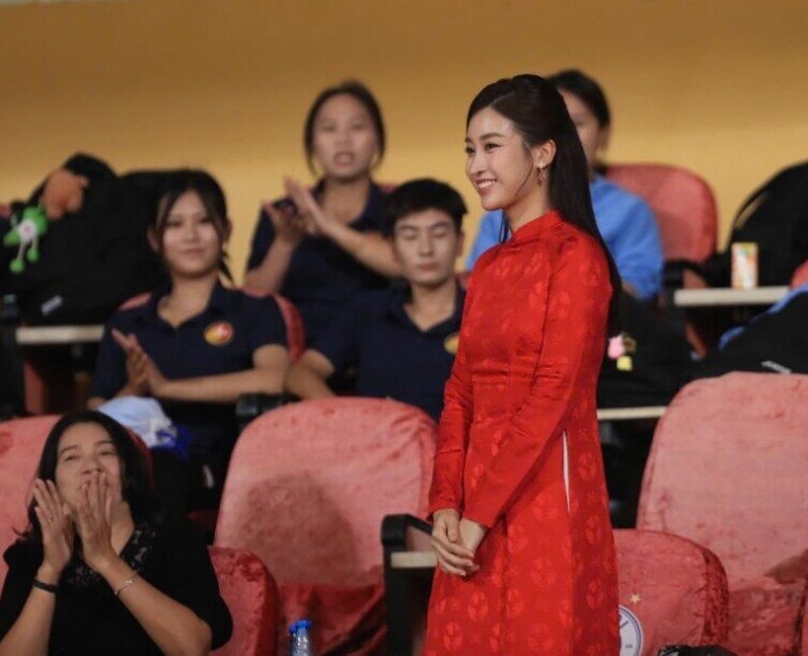Hoa hậu Đỗ Mỹ Linh tháp tùng Bầu Hiển đi chiêm bái xá lợi Phật, khí chất chuẩn dâu hào môn - 4
