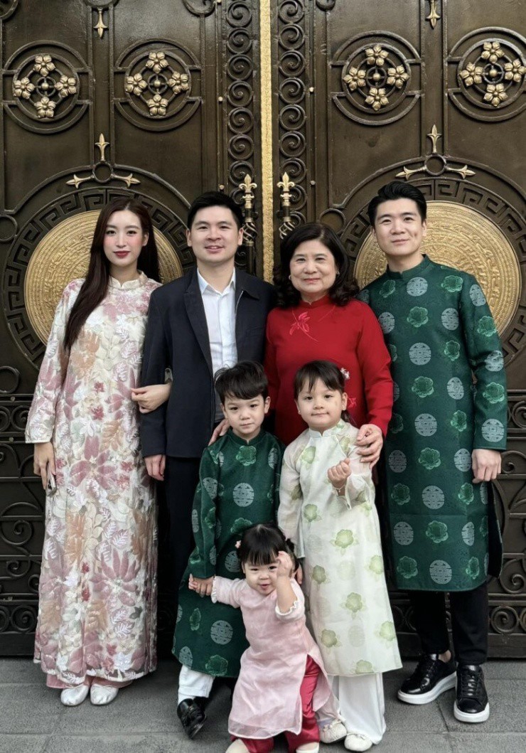 Hoa hậu Đỗ Mỹ Linh tháp tùng Bầu Hiển đi chiêm bái xá lợi Phật, khí chất chuẩn dâu hào môn - 5