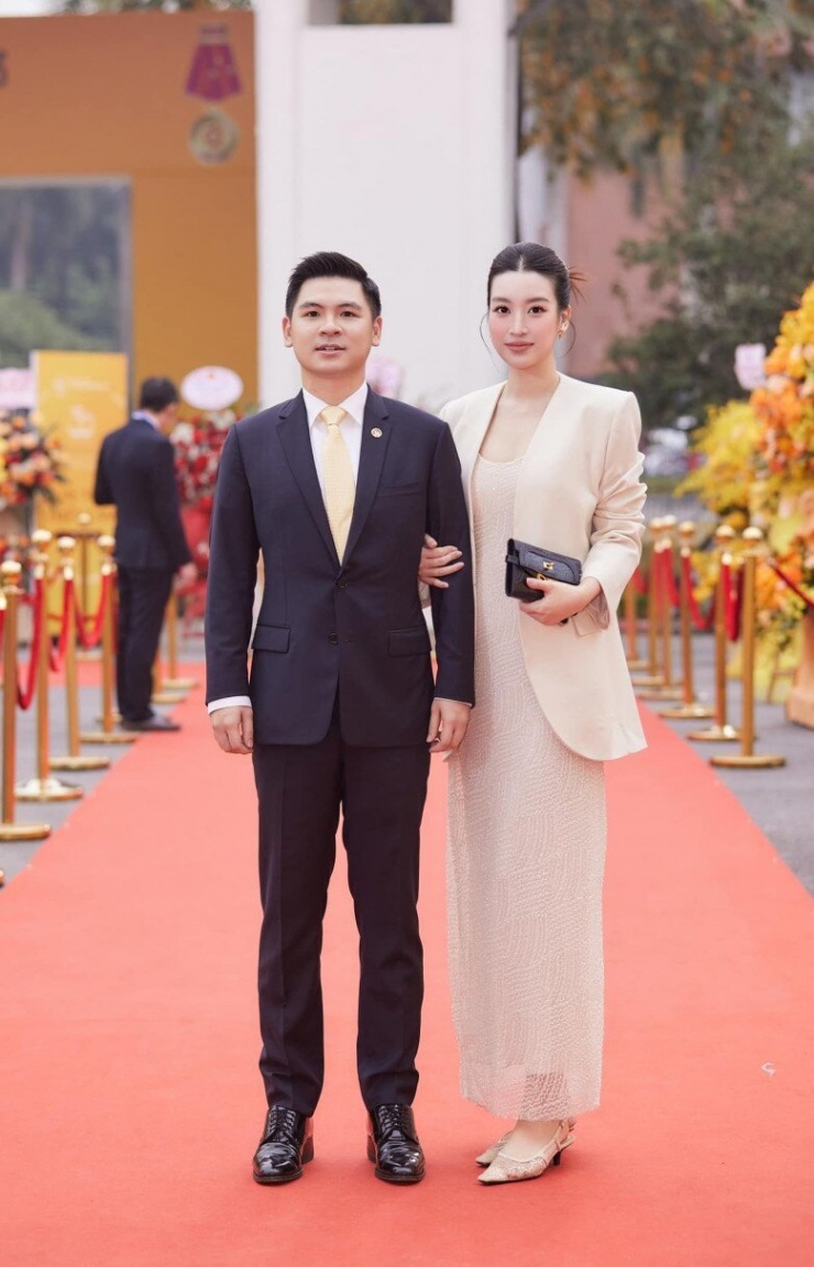 Hoa hậu Đỗ Mỹ Linh tháp tùng Bầu Hiển đi chiêm bái xá lợi Phật, khí chất chuẩn dâu hào môn - 6