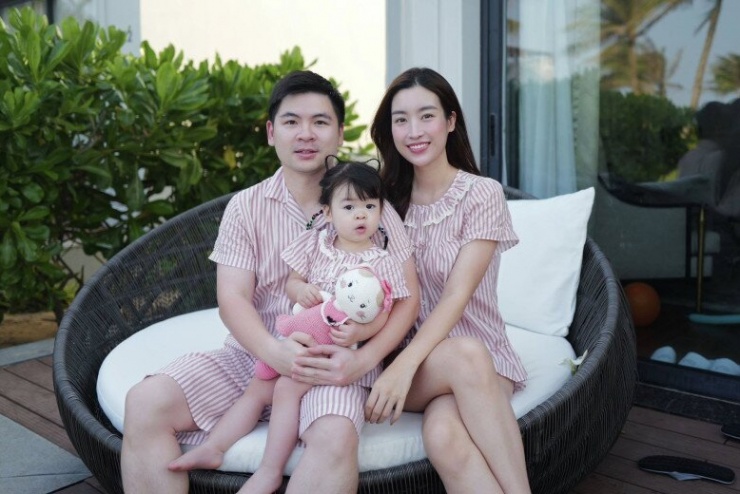 Hoa hậu Đỗ Mỹ Linh tháp tùng Bầu Hiển đi chiêm bái xá lợi Phật, khí chất chuẩn dâu hào môn - 12