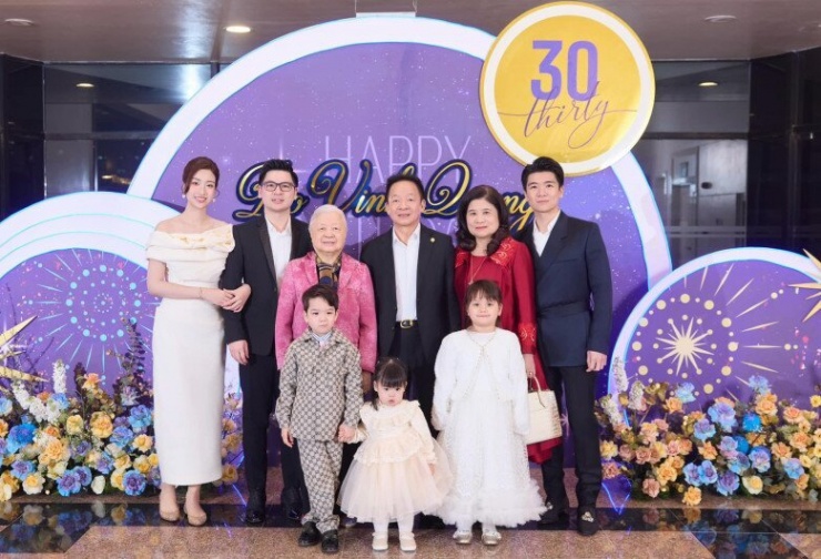 Hoa hậu Đỗ Mỹ Linh tháp tùng Bầu Hiển đi chiêm bái xá lợi Phật, khí chất chuẩn dâu hào môn - 10