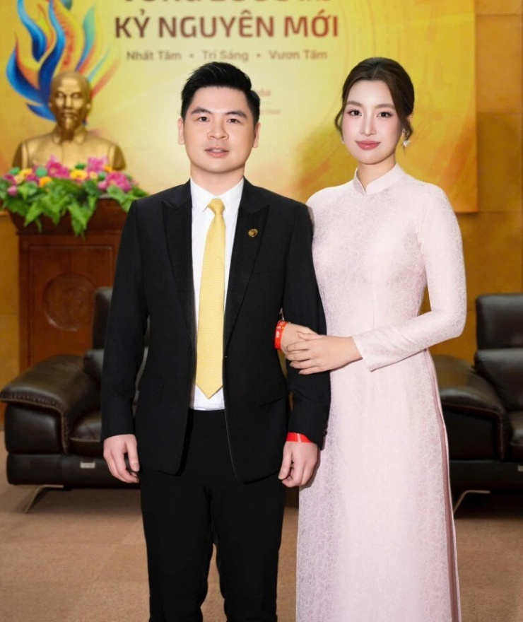 Hoa hậu Đỗ Mỹ Linh tháp tùng Bầu Hiển đi chiêm bái xá lợi Phật, khí chất chuẩn dâu hào môn - 9