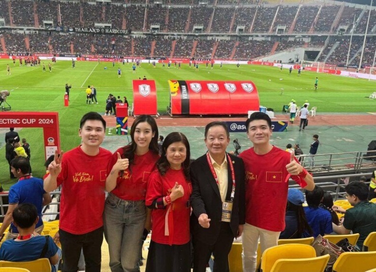 Hoa hậu Đỗ Mỹ Linh tháp tùng Bầu Hiển đi chiêm bái xá lợi Phật, khí chất chuẩn dâu hào môn - 8