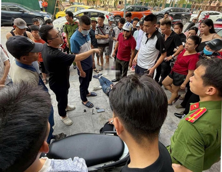 Nhóm thanh niên đã bàn giao tên trộm cho Công an thị trấn Đông Anh. Ảnh: Đông Anh New