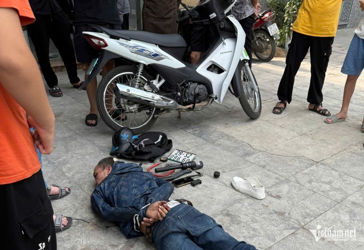 Tên trộm và tang vật.