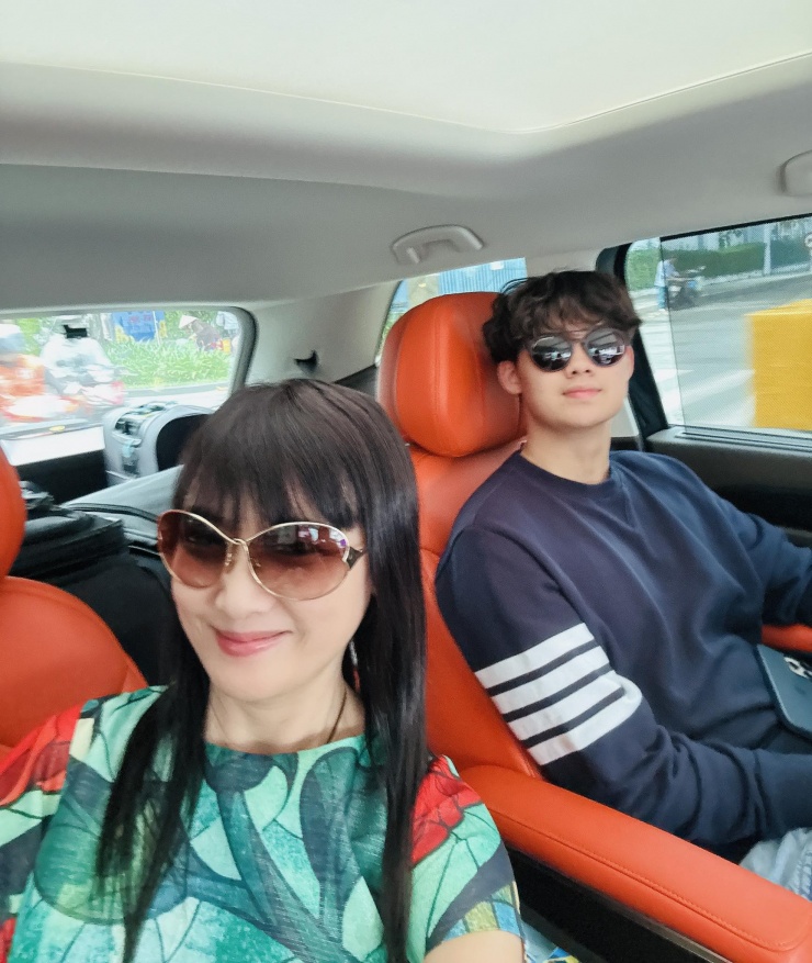 Mới đây, diễn viên Hiền Mai khoe ảnh đón con trai - Minh Tuấn (Tony Nguyễn) - về nước nghỉ hè. Cô hạnh phúc: "Đón cục cưng Tony Nguyễn về nghỉ hè. Quá đã. Love you so much".