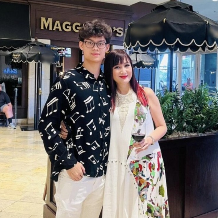 Năm 2022, Hiền Mai đưa con trai Tony sang Mỹ để sinh sống và học tập chuyên ngành kinh tế tại Đại học Nam California - top 20 đại học hàng đầu của Mỹ. Hiền Mai cho biết con trai có năng khiếu về nghệ thuật, là niềm tự hào trong cuộc sống.