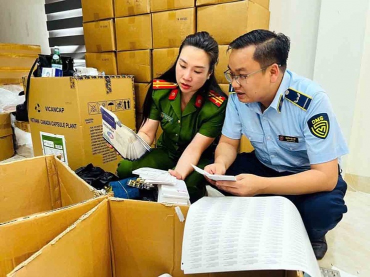 Lực lượng chức năng kiểm tra, khám xét các địa điểm. Ảnh: CACC