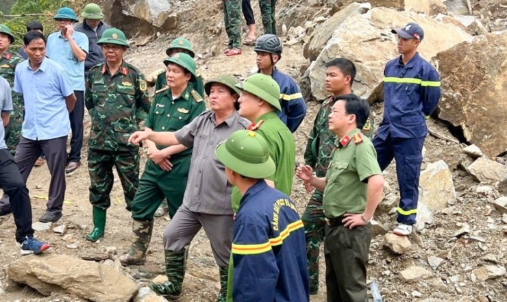 Vụ sạt lở ở Lai Châu làm 5 người tử vong: Công an đu dây tiếp cận hiện trường