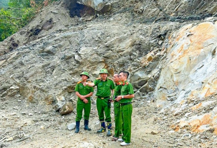 Đại tá Phạm Hải Đăng, Phó Giám đốc Công an tỉnh Lai Châu cùng tổ công tác khảo sát thực địa, đưa ra phương án tiếp cận hiệu quả và phối hợp xác minh nguyên nhân vụ việc.