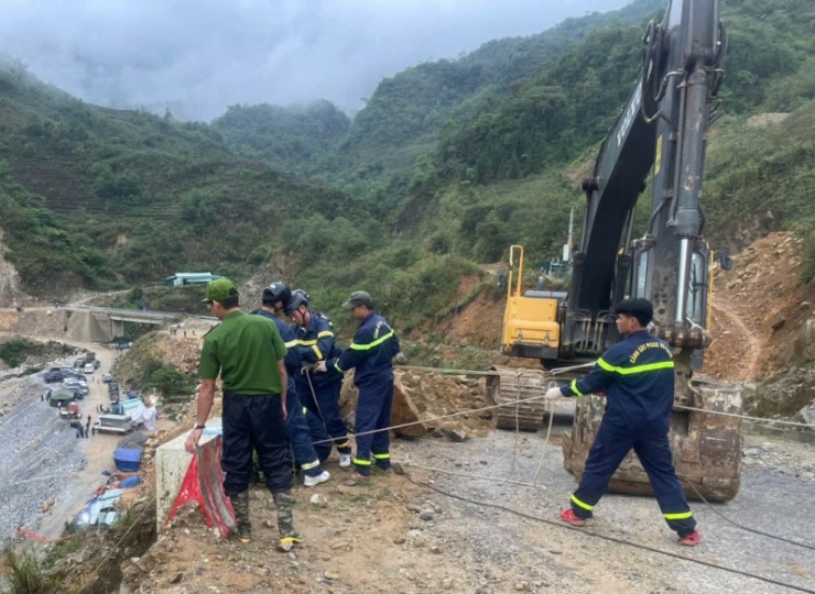 Do khối lượng đất đá lớn, địa hình hiểm trở và nguy cơ sạt lở tiếp diễn, công tác tiếp cận gặp nhiều khó khăn. Nhiều cán bộ chiến sĩ Công an phải đu dây để tiếp cận hiện trường.