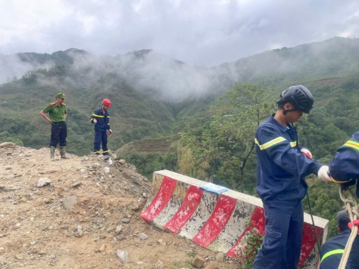 Các đơn vị cứu hộ đang khẩn trương xử lý khối đất đá phía trên để đưa thi thể các nạn nhân ra ngoài một cách an toàn nhất.