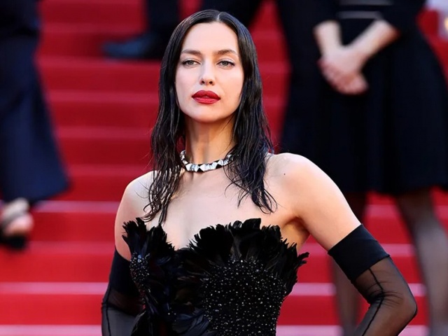 Irina Shayk hóa “thiên nga đen“ trên thảm đỏ Cannes