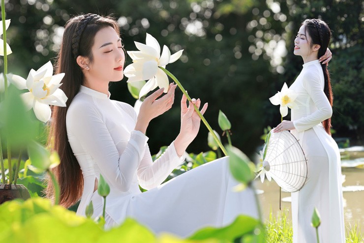 Thiếu nữ khoe dáng yêu kiều giữa đầm sen trắng muốt