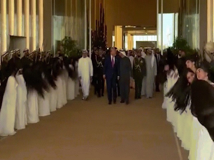 Màn hất tóc đặc biệt của hàng chục phụ nữ chào đón ông Trump ở UAE