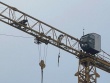 Bình Dương: Người đàn ông không mặc quần áo đi lại trên cần cẩu cao hàng chục mét